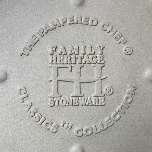 The Pampered Chef Family Heritage Classics Collection Stoneware Baking Dish - Picture 4 of 9